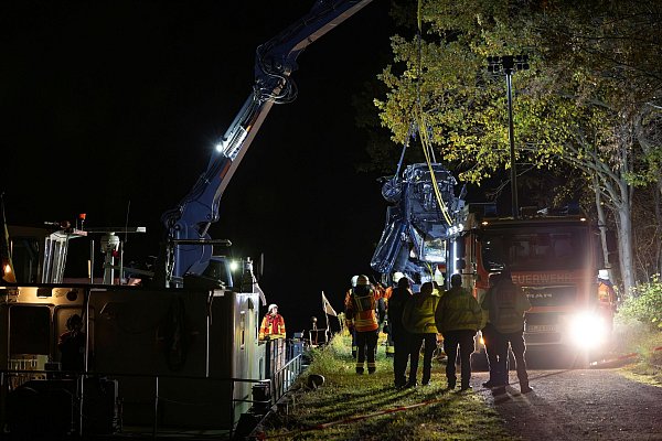 Mit einem Spezialfahrzeug wurde das Wrack am späten Samstagabend aus dem Kanal geborgen. - © Stefan Sobotta/dpa