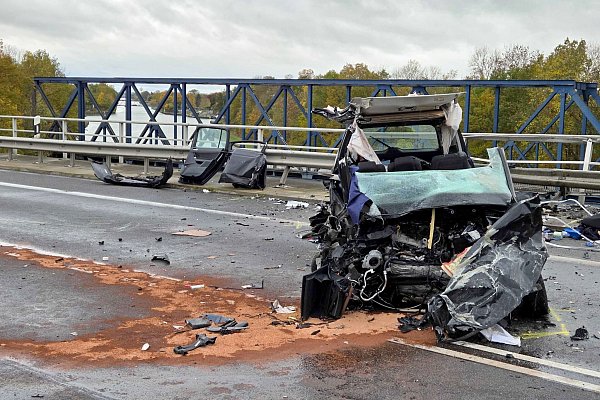 In dem Wagen wurden zwei Menschen schwer verletzt. - © Christian Brahmann/dpa