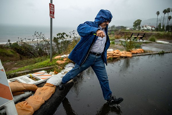 In ehemaligen Brandgebieten drohten Erdrutsche und Schlammlawinen. - © Ethan Swope/AP/dpa