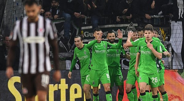 Durften endlich mal jubeln: Die Spieler von Borussia Mönchengladbach - © Daniel Bockwoldt/dpa