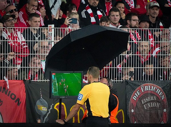 Nahm zwei Tore nach Videobeweis zurück: Schiedsrichter Sören Storks - © Soeren Stache/dpa