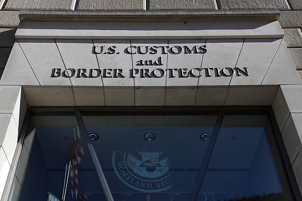 Einer Studie zufolge nutzen etliche US-Unternehmen die Zollerhöhungen, um ihre Preise noch mehr anzuheben und so ihre Gewinne zu steigern. (Symbolbild) - © Mark Alfred/ZUMA Press Wire/dpa