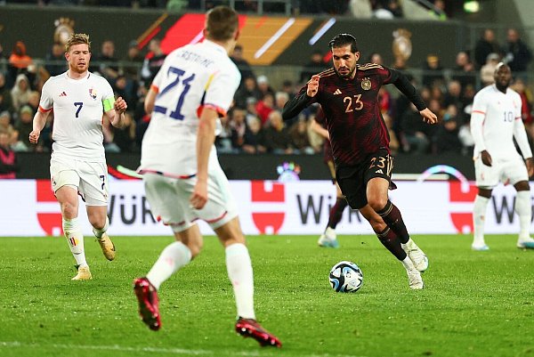 Deutschlands Emre Can (r.) brachte nach seiner Einwechslung den dringend benötigten frischen Wind. - © Christian Charisius/dpa