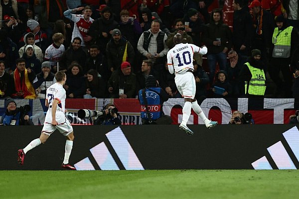 Belgiens Romelu Lukaku (r.) bejubelt sein Tor zum 0:2. - © Rolf Vennenbernd/dpa