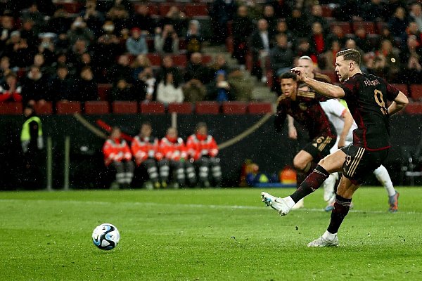 Deutschlands Niclas Füllkrug erzielt per Elfmeter das Tor zum 1:2. - © Rolf Vennenbernd/dpa