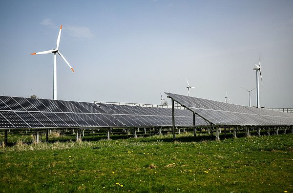 Reiches Amtsvorgänger Robert Habeck hatte mit verschiedenen Maßnahmen den Ausbau des Ökostroms vor allem aus Wind und Sonne vorangetrieben.n(Symbolbild) - © Jan Woitas/dpa