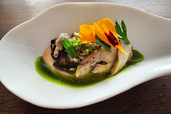 Farbenfroh aufgetischt im Restaurant «Lysverket»: Pochierte Auster mit gegrillter Ananas und Samtblume. - © Bettina Hagen/dpa-tmn