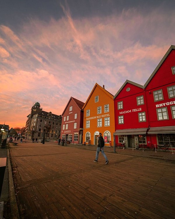 Bryggen ist das historische Hafenviertel Bergens. - © Espen Bakketun/Visit Bergen/visitbergen.com/dpa-tmn