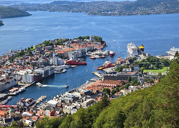 Blick vom Hausberg Fløyen: Bergen liegt zwischen den steilen Hängen einer Fjordlandschaft. - © Bettina Hagen/dpa-tmn