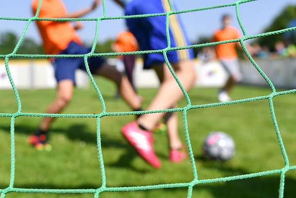 Fußball wird an vielen Orten gespielt. Bei anderen Sportarten ist das Angebot dünner. (Illustration) - © Uwe Anspach/dpa