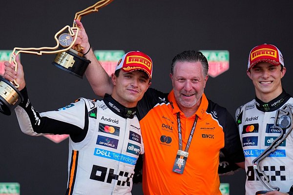 Zak Brown (m) erinnert immer wieder an die Papaya-Prinzipien. - © Manu Fernandez/AP/dpa