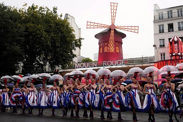 Moulin-Rouge-Tänzerinnen bei der Tour de France. - © Michel Euler/AP/dpa