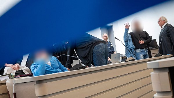 Angeklagte nehmen vor der Urteilsverkündung im Fall des Diebstahls des Manchinger Keltengoldes auf der Anklagebank Platz. - © Peter Kneffel/dpa