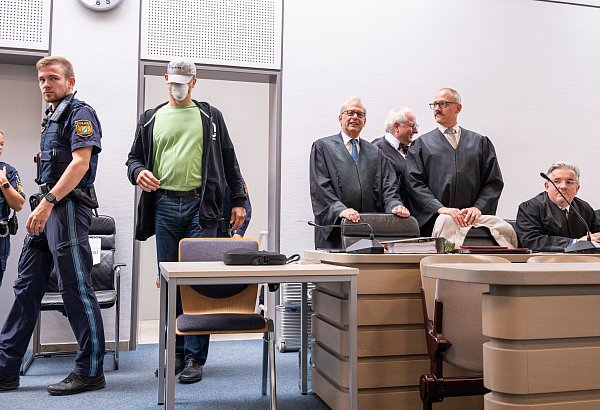 Der mutmaßliche Haupttäter kommt vor der Urteilsverkündung im Fall des Diebstahls des Manchinger Keltengoldes in den Gerichtssaal. - © Peter Kneffel/dpa