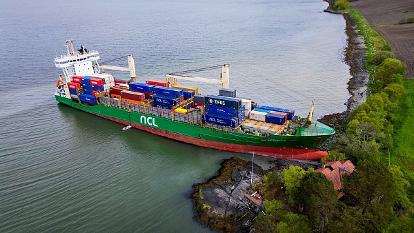 Das auf Grund gelaufene Schiff ist am Dienstag geborgen worden. - © Jan Langhaug/NTB/dpa