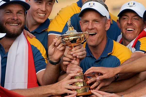 Diesen gar nicht so großen Pokal will Team Europa um Kapitän Luke Donald (Mitte) verteidigen. (Archiv-Foto) - © Alessandra Tarantino/AP/dpa