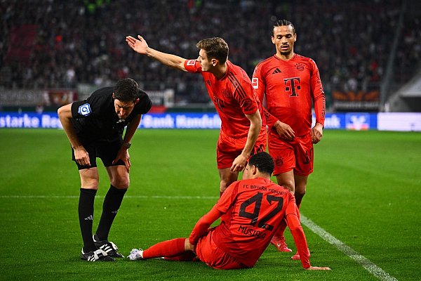 Der Nationalspieler verletzte sich beim 3:1-Sieg des FC Bayern in Augsburg. - © Tom Weller/dpa
