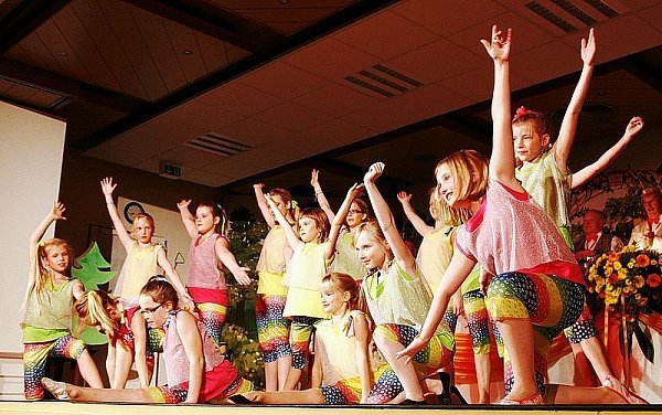 Früh dehnt sich: Die Mädels des Kükenballetts der Heimatbühne Paderborn legten eine heiße Sohle aufs Parkett. - © FOTO: FREDERIK GRABBE