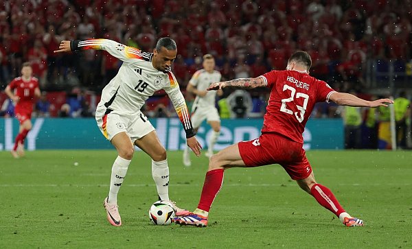 Sané spielte im Dänemark-Spiel von Anfang an - konnte aber nicht glänzen. - © Christian Charisius/dpa