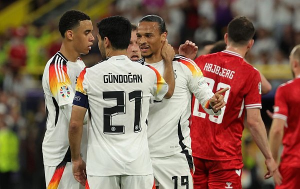 Sané mit Kapitän Gündogan (m.) und Musiala (l.), die beiden sind bislang deutlich prägender für das deutsche Turnier. - © Christian Charisius/dpa