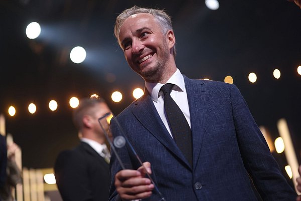 Jan Böhmermann gewann die Trophäe für seine ZDF-Show «Lass dich überwachen!» - © Rolf Vennenbernd/dpa