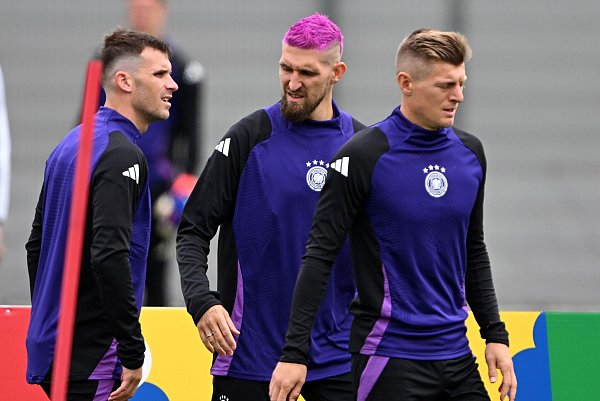 Im Kreise der Großen: Pascal Groß mit Robert Andrich und Toni Kroos. - © Federico Gambarini/dpa