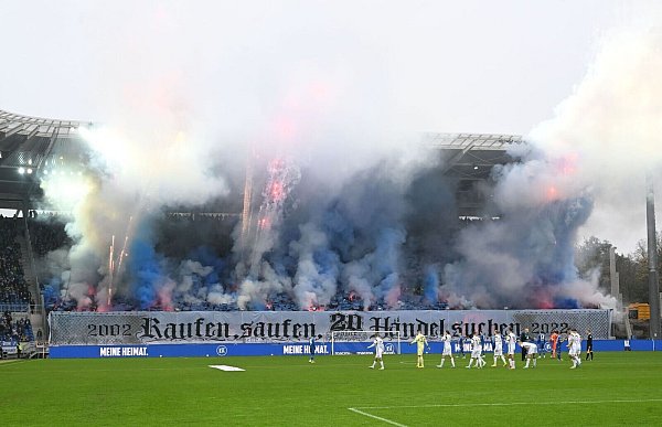 Auslöser des Themas: Am 12. November 2022 sorgt eine Pyro-Aktion Karlsruher Ultras im Wildpark für mehrere Verletzte durch Rauchgas. - © Uli Deck/dpa