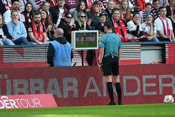 Schiedsrichter Matthias Jöllenbeck gab nach Ansicht der TV-Bilder einen Strafstoß für den VfB Stuttgart. - © Federico Gambarini/dpa