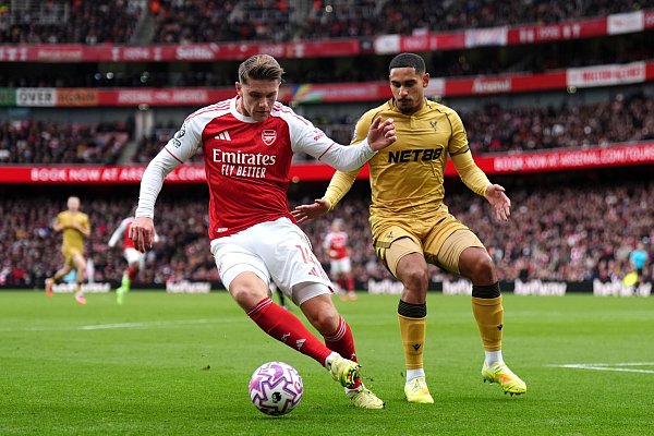 Viktor Gyokeres (l) von Arsenal und Maxence Lacroix von Crystal Palace im umkämpften Derby. - © John Walton/PA Wire/dpa