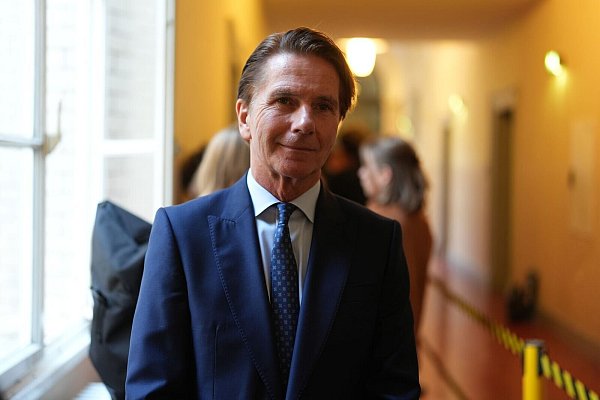 Béla Anda, Ex-Regierungssprecher und Block-Berater, darf nicht mehr als Zuschauer im Gerichtssaal sein - weil er auch als Zeuge geladen werden könnte. - © Marcus Brandt/dpa