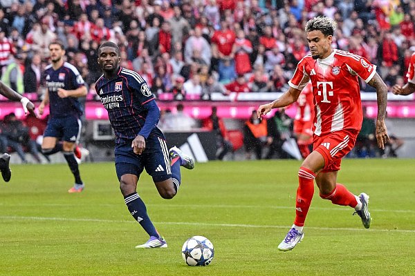 Luis Díaz (r) vergibt im Testspiel gegen Lyon gleich drei hochkarätige Chancen. - © Harry Langer/dpa