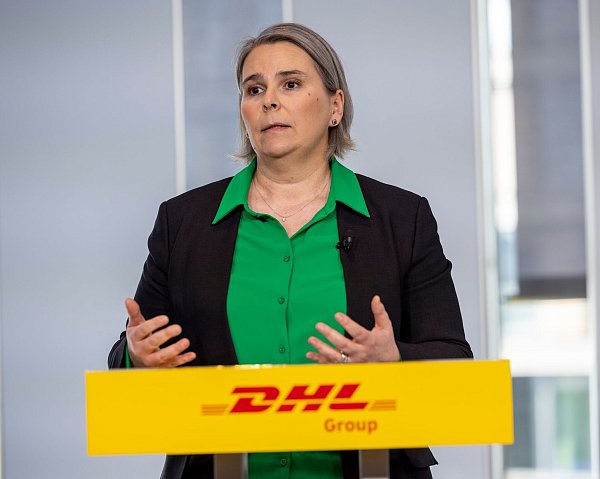 Nikola Hagleitner, Mitglied des Vorstands der DHL Group, spricht bei einer Pressekonferenz. - © Thomas Banneyer/dpa
