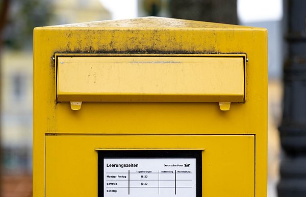 Ein Briefkasten mit viel Platz für Briefe. - © Hendrik Schmidt/dpa