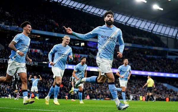 Josko Gvardiol traf beim Erfolg von Manchester City über Leeds United. - © Martin Rickett/PA Wire/dpa