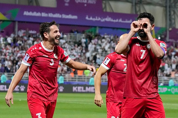 Bislang hatte die syrische Nationalmannschaft in Rot gespielt. - © Aijaz Rahi/AP/dpa