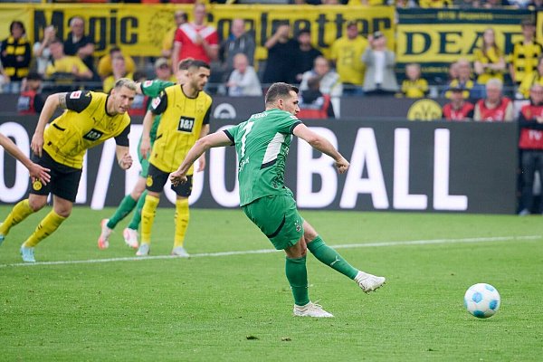 Kevin Stöger erzielte per Elfmeter das 2:3 - © Bernd Thissen/dpa