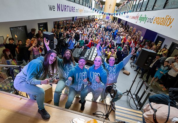 Lord of the Lost gibt im Atrium der deutsch-britischen St. Hildas High School in Liverpool ein Konzert. - © Peter Kneffel/dpa