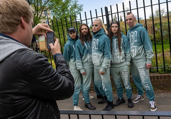 Die deutsche ESC-Band Lord of the Lost in Liverpool. - © Peter Kneffel/dpa