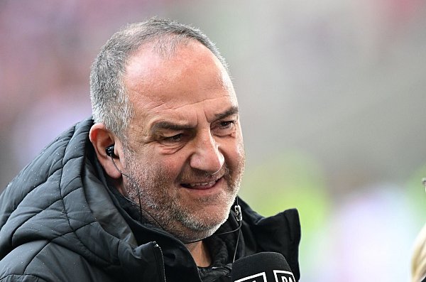Heidenheims Trainer Frank Schmidt musste unter anderen auf Offensivkraft Sirlord Conteh verzichten. - © Bernd Weißbrod/dpa