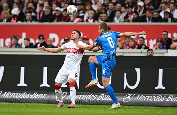 Der VfB mit Stürmer Ermedin Demirovic rieb sich an Heidenheims Defensive auf. - © Bernd Weißbrod/dpa