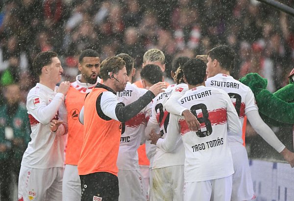 Der VfB jubelte kollektiv über den Treffer von Bilal El Khannouss. - © Bernd Weißbrod/dpa
