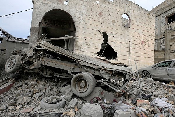 Fahrzeuge in Markaba im Libanon sind bei einem israelischen Luftangriff zerstört worden. - © Ali Hashisho/XinHua/dpa