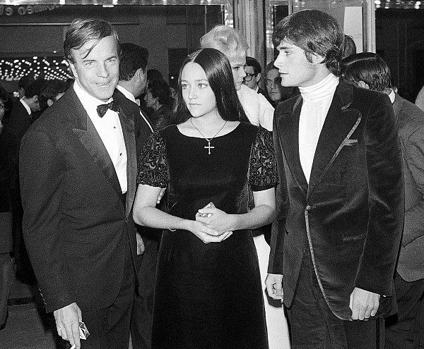 Später verklagten die beiden Schauspieler erfolglos die Produktionsfirma, weil Regisseur Franco Zeffirelli (links) eine Nacktszene von ihnen verlangte, aber sie während der Dreharbeiten noch minderjährig waren. - © Eustache Cardenas/AP/dpa