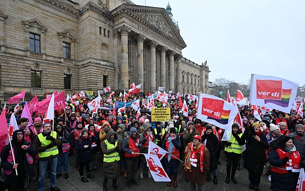 In vielen Städten demonstrierten Lehrkräfte und andere Landesbeschäftigte bei der Vorgängerrunde 2023 für die damalige Forderung 10,5 Prozent mehr Gehalt - etwa in Leipzig. (Archivfoto) - © Hendrik Schmidt/dpa
