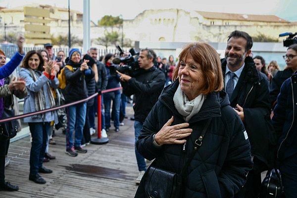 Jeden Tag kommen Dutzende Menschen ins Gericht, um Gisèle Pelicot zu unterstützen. - © Christophe Simon/AFP/dpa