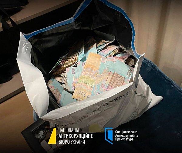 Bei Schmiergeldzahlungen werden in der Ukraine nach Erkenntnissen von Korruptionsjägern Taschen voll mit Bargeld übergeben. - © -/Nationales Antikorruptionsbüro der Ukraine/Spezialisierte Antikorruptionsstaatsanwaltschaft der Ukraine/dpa