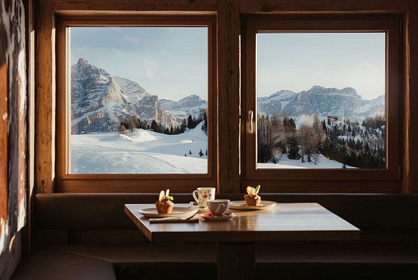 Gut frühstücken: Beim «SunRisa» kann man die erste Mahlzeit des Tages sogar auf mehrere Hütten verteilen. - © Alex Moling/Alta Badia/dpa-tmn