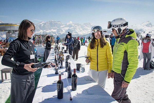 Verkostung mit Skihelm: Bei der «Wein Skisafari» geht es von Hütte zu Hütte. Dabei können bis zu 100 Weine probiert werden. - © Freddy Planinschek/Alta Badia/dpa-tmn