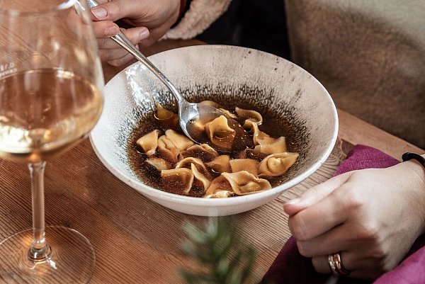 Sieht lecker aus: mit Bergkartoffel, Graukäse und Wildkräutern gefüllte Tortellini in Speck-Zwiebel-Brühe, serviert auf der Ütia «I Tablá». - © Manuel Glira/Alta Badia/dpa-tmn
