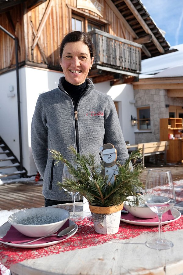 Schweinshaxe mit Thymian-Polenta und Pfifferlingen ist der Bestseller, sagt Hüttenwirtin Michaela Irsara. - © Florian Sanktjohanser/dpa-tmn